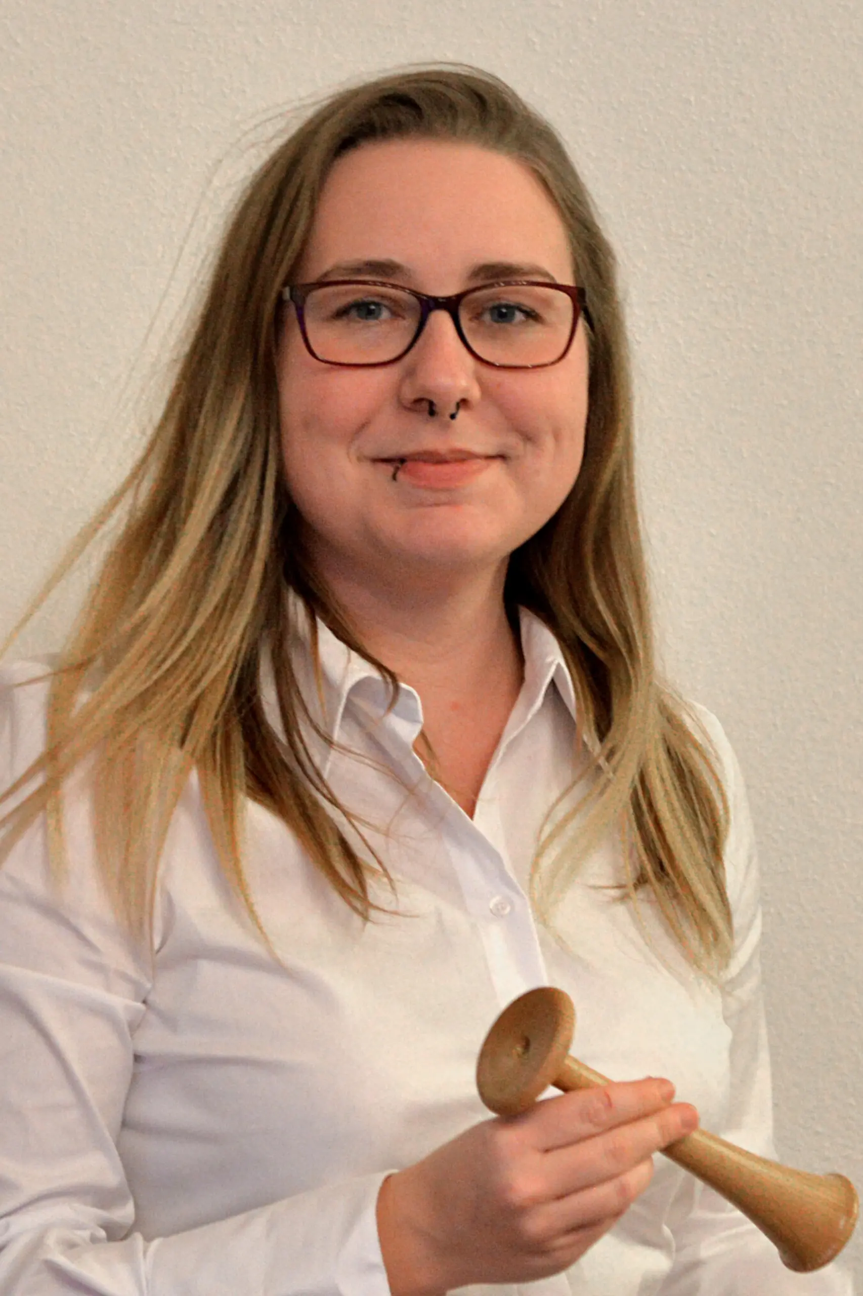Hebamme Stephanie Bruckmüller im Porträt mit Hörrohr